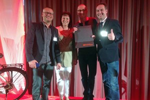 Verleihung des Deutschen Fahrradpreises 2016 in Essen – Rostocks Mobilitätskoordinator Steffen Nozon; Christiane Fuchs, Präsidentin der Arbeitsgemeinschaft fußgänger- und fahrradfreundlicher Städte, Gemeinden und Kreise in NRW e.V. (AGFS); Peter Lohmeyer als Radfahrfreundlichste Persönlichkeit 2016, und Rostocks Senator für Bau und Umwelt Holger Matthäus (v.l.n.r.) Verleihung des Deutschen Fahrradpreises 2016 in Essen – Rostocks Mobilitätskoordinator Steffen Nozon; Christiane Fuchs, Präsidentin der Arbeitsgemeinschaft fußgänger- und fahrradfreundlicher Städte, Gemeinden und Kreise in NRW e.V. (AGFS); Peter Lohmeyer als Radfahrfreundlichste Persönlichkeit 2016, und Rostocks Senator für Bau und Umwelt Holger Matthäus (v.l.n.r.)