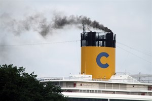 Schwarzer Rauch - Abgasfahne eines Kreuzfahrtschiffes am Passagierkai Warnemünde Schwarzer Rauch - Abgasfahne eines Kreuzfahrtschiffes am Passagierkai Warnemünde