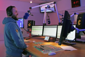 Sebastian ‚Basti‘ Retzlaff moderiert aus dem neuen Antenne MV Studio in Rostock Sebastian ‚Basti‘ Retzlaff moderiert aus dem neuen Antenne MV Studio in Rostock