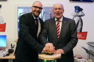 Gerrit Kohr, Programmchef von Antenne MV (l.) und Oberbürgermeister Roland Methling starten den Sendebetrieb aus Rostock Gerrit Kohr, Programmchef von Antenne MV (l.) und Oberbürgermeister Roland Methling starten den Sendebetrieb aus Rostock