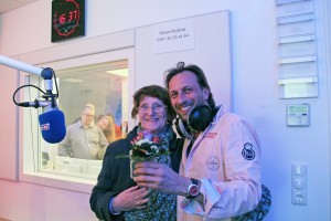 Als Stammhörerin der ersten Stunde hat Ingeburg Kriegel aus Toitenwinkel zum Sendestart von Antenne MV Blumen für Torsten ‚Torte‘ Dück vorbeigebracht Als Stammhörerin der ersten Stunde hat Ingeburg Kriegel aus Toitenwinkel zum Sendestart von Antenne MV Blumen für Torsten ‚Torte‘ Dück vorbeigebracht