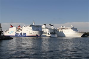 Kreuzfahrtschiffe und Fähren belasten die Luft in Warnemünde mit Abgasen Kreuzfahrtschiffe und Fähren belasten die Luft in Warnemünde mit Abgasen