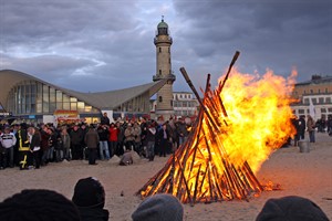 Osterfeuer am Strand von Warnemünde Osterfeuer am Strand von Warnemünde