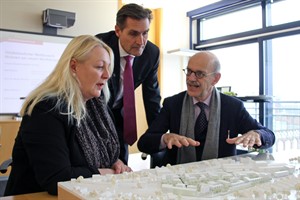 Beate Niemann (Jury-Vorsitzende), Ralf Zimlich (Wiro-Chef) und Albert Wimmer (Architekt) mit dem Siegerentwurf fürs Werftdreieck (v.l.n.r)