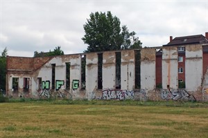 Heinkel-Mauer nicht mehr standsicher - Gerüst soll Wand sichern Heinkel-Mauer nicht mehr standsicher - Gerüst soll Wand sichern