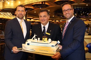 100. Anlauf eines Costa-Kreuzfahrtschiffes in Rostock-Warnemünde: Hero-Chef Jens Aurel Scharner, Kapitän Carmine Maddaloni und Costa-Vertriebschef Hardy Puls mit der Jubiläumstorte (v.l.n.r)