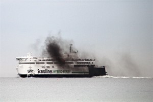 Die Scandlines-Hybridfähre „Berlin“ ist in eine Rußwolke gehüllt - die Reederei verspricht schnelle Abhilfe