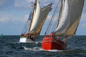 Haikutter-Regatta mit ordentlich Wind zur Hanse Sail 2016 (Foto: Hanse Sail / Volker Gries)