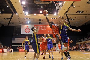 Rostock Seawolves unterliegen BAWE/Oldenburger TB: Seawolves-Neuzugang Jarvis Davis zieht zum Korb gegen Oldenburg (Foto: Sylvia Funk) Rostock Seawolves unterliegen BAWE/Oldenburger TB: Seawolves-Neuzugang Jarvis Davis zieht zum Korb gegen Oldenburg (Foto: Sylvia Funk)