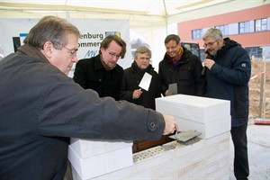 Rektor Wolfgang Schareck, Finanzminister Mathias Brodkorb, Ralf Ludwig und Peter Langer vom Institut für Chemie sowie Uwe Sander vom BBL bei der Grundsteinlegung