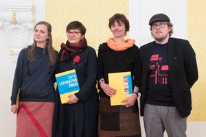 Publikumspreisträgerinnen Johanna Sailer, Marion Skepenat, Katrin Sobotha Heidelk mit Verleger Erik Münnich (Foto: Reiner Mnich)