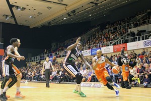 Rostock Seawolves besiegen Itzehoe Eagles: Jovonni Shuler (#5) zieht zum Korb (Foto: Sylvia Funk) Rostock Seawolves besiegen Itzehoe Eagles: Jovonni Shuler (#5) zieht zum Korb (Foto: Sylvia Funk)