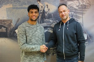 Innenverteidiger Joshua Nadeau (l.) und Hansa-Sportdirektor René Schneider (Foto: F.C. Hansa Rostock) Innenverteidiger Joshua Nadeau (l.) und Hansa-Sportdirektor René Schneider (Foto: F.C. Hansa Rostock)