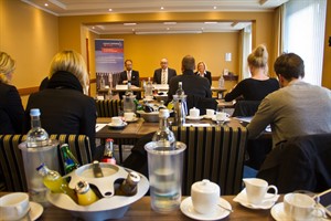 In einem Konferenzraum des Steigenberger Hotels, das zu den wichtigsten Rostocker Tagungshotels gehört, wird das Rostock Convention Bureau vorgestellt. In einem Konferenzraum des Steigenberger Hotels, das zu den wichtigsten Rostocker Tagungshotels gehört, wird das Rostock Convention Bureau vorgestellt.