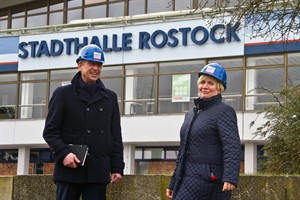 Stadthallenleiterin Petra Burmeister mit Torsten Ruwoldt, Projektleiter und Architekt von Inros Lackner