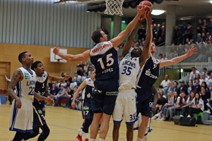Rostock Seawolves verlieren Playoff-Krimi gegen Karlsruhe Lions - Daniel Lopez (#15) und David Markert (#9) im Kampf um den Ball (Foto: Sylvia Funk) Rostock Seawolves verlieren Playoff-Krimi gegen Karlsruhe Lions - Daniel Lopez (#15) und David Markert (#9) im Kampf um den Ball (Foto: Sylvia Funk)