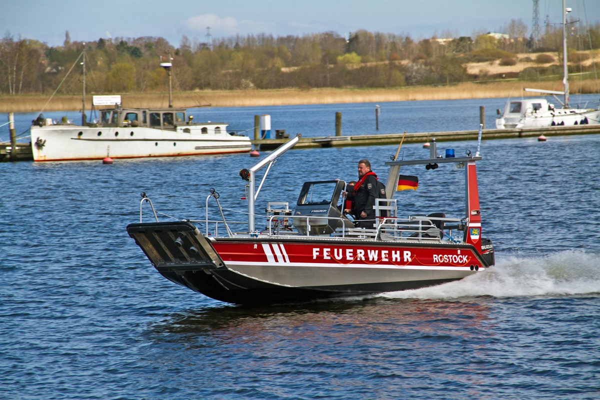 Neues Mehrzweckboot für die Rostocker Feuerwehr RostockHeute
