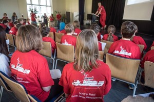 Schülerinnen und Schüler der Nordlicht-Schule in Rostock sind ein Jahr lang die „Klasse Seenotretter!“. In dem Projekt der Deutschen Gesellschaft zur Rettung Schiffbrüchiger (DGzRS) beschäftigen sie sich im Unterricht mit der Arbeit der Seenotretter (Foto: DGzRS/Frank Hormann) Schülerinnen und Schüler der Nordlicht-Schule in Rostock sind ein Jahr lang die „Klasse Seenotretter!“. In dem Projekt der Deutschen Gesellschaft zur Rettung Schiffbrüchiger (DGzRS) beschäftigen sie sich im Unterricht mit der Arbeit der Seenotretter (Foto: DGzRS/Frank Hormann)