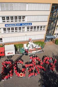 Vor dem Boddenbootgespann der Freiwilligen-Station Wustrow bilden Mädchen und Jungen der Nordlicht-Schule die Buchstaben DGzRS, die Abkürzung für die Deutsche Gesellschaft zur Rettung Schiffbrüchiger (Foto: DGzRS/Frank Hormann) Vor dem Boddenbootgespann der Freiwilligen-Station Wustrow bilden Mädchen und Jungen der Nordlicht-Schule die Buchstaben DGzRS, die Abkürzung für die Deutsche Gesellschaft zur Rettung Schiffbrüchiger (Foto: DGzRS/Frank Hormann)