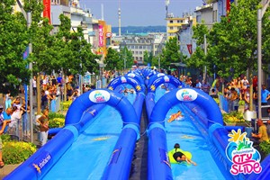 Vom 3. bis 5. Juni 2017 sorgt eine 100 Meter lange Wasserrutsche für Spaß am Strand von Warnemünde (Foto: City Slide Event GmbH)