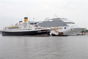 Ex-Völkerfreundschaft-Kreuzfahrtschiff „Astoria“ in Warnemünde, dahinter die „Costa Favolosa“ Ex-Völkerfreundschaft-Kreuzfahrtschiff „Astoria“ in Warnemünde, dahinter die „Costa Favolosa“