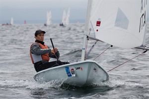 Federico Tocchi aus Italien zeigte dem Nachwuchs im Laser Radial wo es langgeht (Foto: Pepe Hartmann)