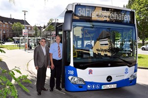 RSAG-Vorstand Jan Bleis (links) übergibt den neuen Bus an Fahrer Carsten Lüder, der am heutigen Tag damit auf der Linie 34 zwischen Holbeinplatz und Fischereihafen unterwegs ist (Foto: Joachim Kloock)