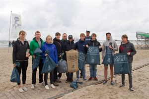 Zigarettenkippen, Verpackungsreste und Überbleibsel von Feuerwerkskörpern fanden die Sammler im Strandsand von Warnemünde Zigarettenkippen, Verpackungsreste und Überbleibsel von Feuerwerkskörpern fanden die Sammler im Strandsand von Warnemünde