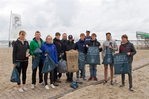 Zigarettenkippen, Verpackungsreste und Überbleibsel von Feuerwerkskörpern fanden die Sammler im Strandsand von Warnemünde