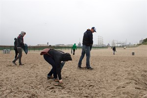 Trotz Regenwetter sammelten Surfer und Umweltfreunde zur Hanse Sail Plastikmüll vom Strand zwischen Westmole und Hotel Neptun