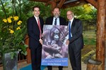 Oberbürgermeister Roland Methling (re.), Ralf Zimlich, Vorsitzender und Sprecher der Geschäftsführung der WIRO (li.), und Zoodirektor Udo Nagel enthüllten heute das Namensgeheimnis im Darwineum (Foto: Joachim Kloock)