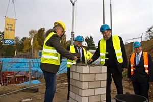 Grundsteinlegung für das Polarium mit Bürgerschaftspräsident Dr. Wolfgang Nitzsche, Wirtschaftsminister Harry Glawe und Zoodirektor Udo Nagel, im Hintergrund der Rektor der Universität Prof. Dr. Wolfgang Schareck Grundsteinlegung für das Polarium mit Bürgerschaftspräsident Dr. Wolfgang Nitzsche, Wirtschaftsminister Harry Glawe und Zoodirektor Udo Nagel, im Hintergrund der Rektor der Universität Prof. Dr. Wolfgang Schareck