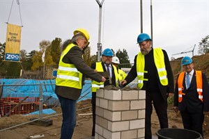 Grundsteinlegung für das Polarium mit Bürgerschaftspräsident Dr. Wolfgang Nitzsche, Wirtschaftsminister Harry Glawe und Zoodirektor Udo Nagel, im Hintergrund der Rektor der Universität Prof. Dr. Wolfgang Schareck