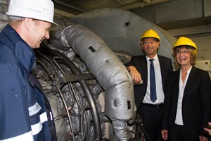 Ralf Görs, Oliver Brünnich und Ute Römer von den Stadtwerken Rostock, die die Gasturbinen im Kraftwerk erneuert haben.