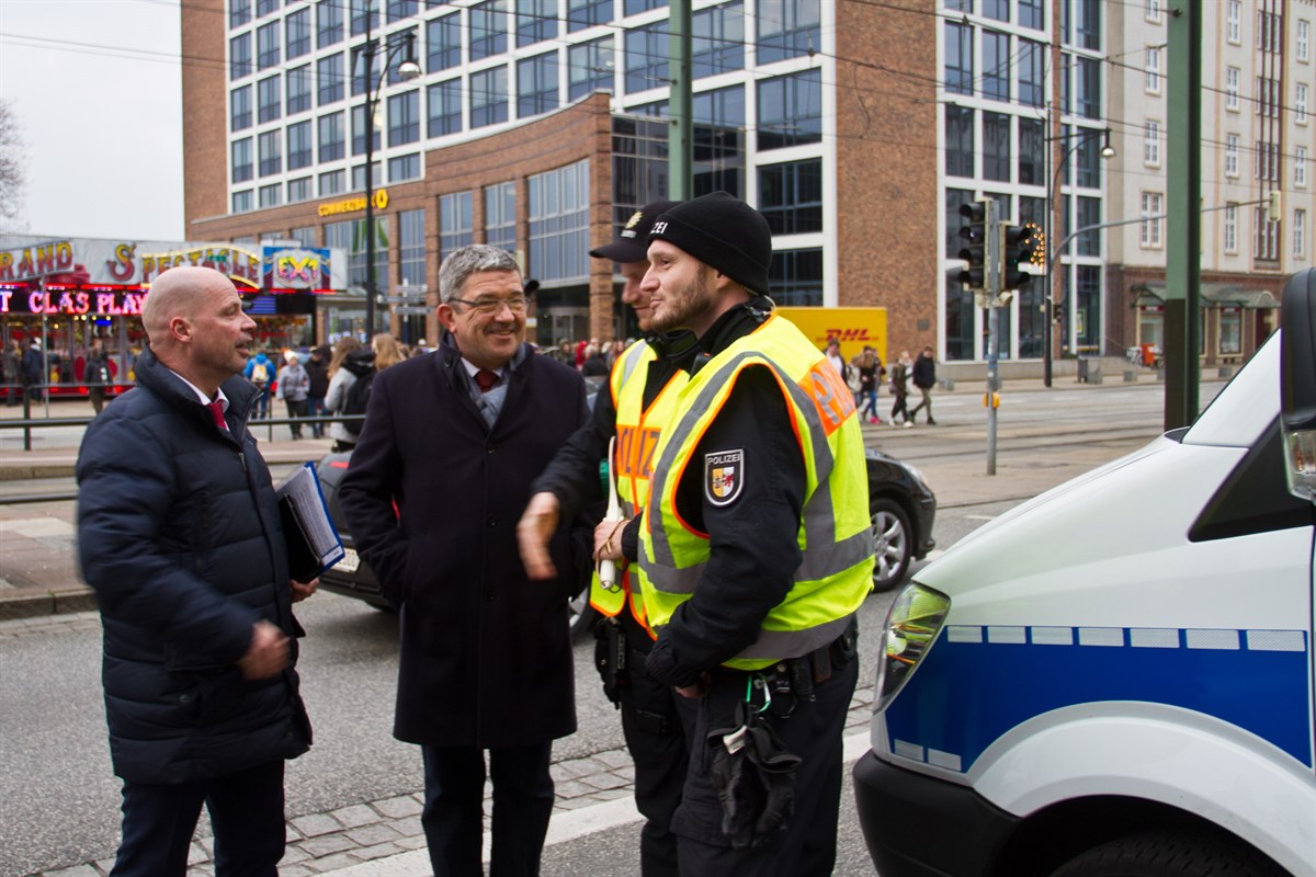 Sperren und Polizeistreifen für Sicherheit auf Rostocker
