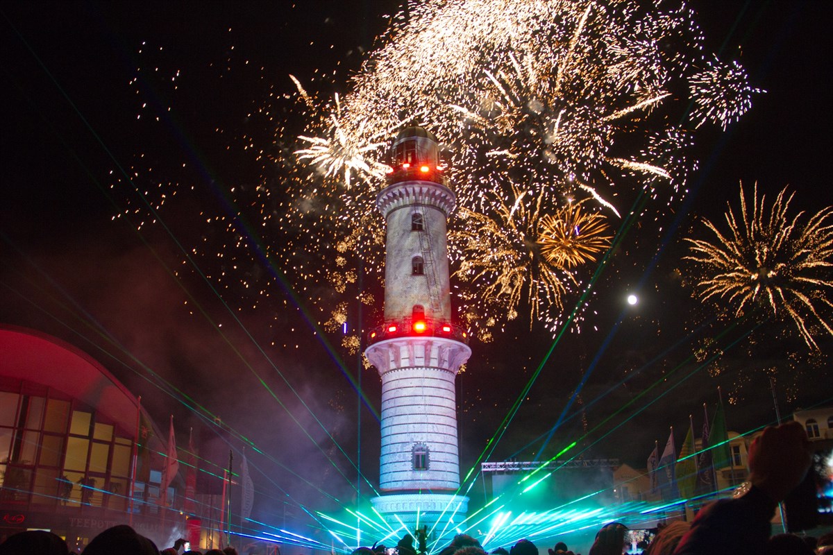 19. Warnemünder Turmleuchten: Emotionaler Start ins Neue Jahr 2018 | Rostock-Heute