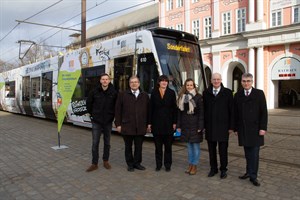 Die Jubiläumsbahn der RSAG vor dem Rathaus mit Grafiker Christoph Kadur, Rektor Prof. Dr. Wolfgang Schareck, RSAG-Vorstand Yvette Hartmann, Leiterin des Projektbüros zum Stadtjubiläum Franziska Nagorny, Oberbürgermeister Roland Methling und RSAG-Vorstand Jan Bleis