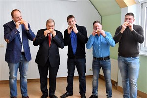 Gemeinsam auf den Weg gebracht, gemeinsam reingebissen - Tobias Blömer von Die ROSTOCKER (v.li.), Uni-Rektor Prof. Wolfgang Schareck, Kai Hörig, Geschäftsführer vom Studierendenwerk Rostock-Wismar sowie Bäckermeister Ulf Hauschild und Maximilian Sparre von der Bäckerei Sparre (Foto: Joachim Kloock) Gemeinsam auf den Weg gebracht, gemeinsam reingebissen - Tobias Blömer von Die ROSTOCKER (v.li.), Uni-Rektor Prof. Wolfgang Schareck, Kai Hörig, Geschäftsführer vom Studierendenwerk Rostock-Wismar sowie Bäckermeister Ulf Hauschild und Maximilian Sparre von der Bäckerei Sparre (Foto: Joachim Kloock)