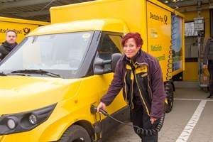 Dana Piehl liefert die Pakete für die Deutsche Post DHL Group mit dem neuen Streetscooter aus.