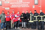 Feuerwehrtaucher retten Fußball-Pokal aus Stadthafen