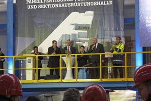 Richtfest für die neue Schiffbauhalle in Rostock-Warnemünde: Tan Sri Lim Kok Thay (Genting Hong Kong), Jarmo Laakso, Stefan Sprunk (beide MV Werften), Colin Au (Genting Hong Kong), Harry Glawe (Wirtschaftsminister Mecklenburg-Vorpommern) und Uwe Lemcke (Inros Lackner)