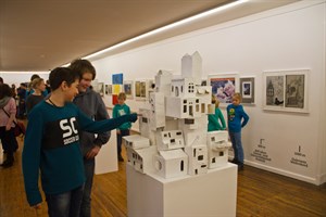 Die Klasse 8a der Borwinschule zeigt eine ausgezeichnete Gemeinschaftsarbeit bei „Schüler stellen aus“ in der Kunsthalle