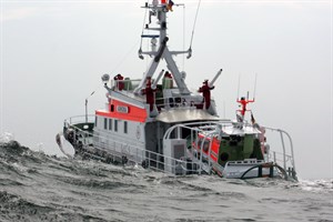 Im Nachteinsatz für einen plötzlich erkrankten 16-Jährigen: die Warnemünder Seenotretter mit dem Seenotrettungskreuzer „Arkona“ der Deutschen Gesellschaft zur Rettung Schiffbrüchiger (Archivfoto: DGzRS – Die Seenotretter) Im Nachteinsatz für einen plötzlich erkrankten 16-Jährigen: die Warnemünder Seenotretter mit dem Seenotrettungskreuzer „Arkona“ der Deutschen Gesellschaft zur Rettung Schiffbrüchiger (Archivfoto: DGzRS – Die Seenotretter)