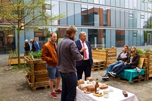 Frische Kresse aufs Butterbrot gab es bei der Einweihung der Hochbeete für den Campusgarten. Auch Rektor Prof. Wolfgang Schareck zeigte sich angetan.