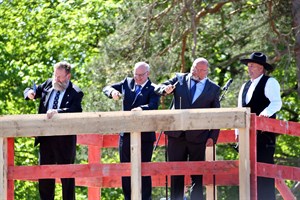 Zoodirektor Udo Nagel (v. li.), Oberbürgermeister Roland Methling und Wirtschaftsminister Harry Glawe versenkten unter dem fachmännischen Blick von Polier Manfred Deters von LühnBau und läuteten damit die letzte Etappe des Neubaus ein. Die Eröffnung ist im September geplant. (Foto: Joachim Kloock)