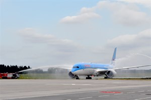 Begrüßung des „Dreamliners“ auf dem Rostock Airport mit einem traditionellen Wasserbogen der Flughafenfeuerwehr (Foto: Angelika Heim) Begrüßung des „Dreamliners“ auf dem Rostock Airport mit einem traditionellen Wasserbogen der Flughafenfeuerwehr (Foto: Angelika Heim)