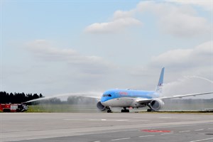 Begrüßung des „Dreamliners“ auf dem Rostock Airport mit einem traditionellen Wasserbogen der Flughafenfeuerwehr (Foto: Angelika Heim)