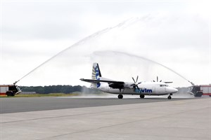 Mit dem traditionellen Wasserbogen wurde der VLM-Erstflug aus Antwerpen und Köln/Bonn in Rostock-Laage begrüßt (Foto: Angelika Heim) Mit dem traditionellen Wasserbogen wurde der VLM-Erstflug aus Antwerpen und Köln/Bonn in Rostock-Laage begrüßt (Foto: Angelika Heim)