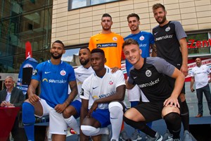 Die Neuzugänge beim FC Hansa Rostock präsentieren die neuen Trikots für 2018/19 - Torwart Ioannis Gelios, Jonas Hildebrandt, Marco Königs (oben), Cebio Soukou, Del-Angelo Williams, Merveille Biankadi, Mirnes Pepic (unten vlnr) Die Neuzugänge beim FC Hansa Rostock präsentieren die neuen Trikots für 2018/19 - Torwart Ioannis Gelios, Jonas Hildebrandt, Marco Königs (oben), Cebio Soukou, Del-Angelo Williams, Merveille Biankadi, Mirnes Pepic (unten vlnr)