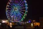 Mehrere Riesenräder funkeln bei Nacht rund um die Warnow zum 800. Stadtgeburtstag